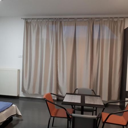 Kertvarosi Apartman ทิสเซาอีแวรอช ภายนอก รูปภาพ
