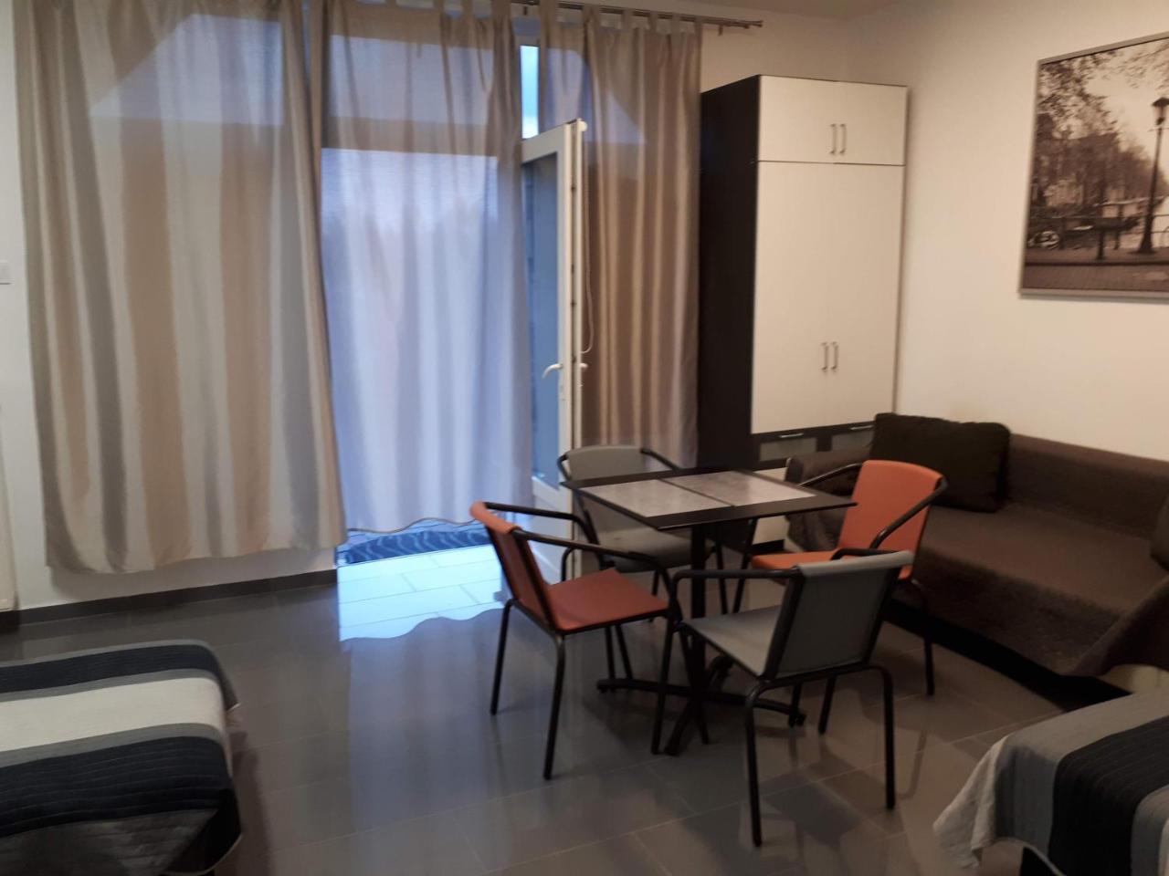 Kertvarosi Apartman ทิสเซาอีแวรอช ภายนอก รูปภาพ